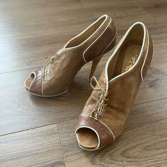 Adorable peep toe 6.5 stills to brown, tan, and off white edge with laces to tie - Picture 2 of 7